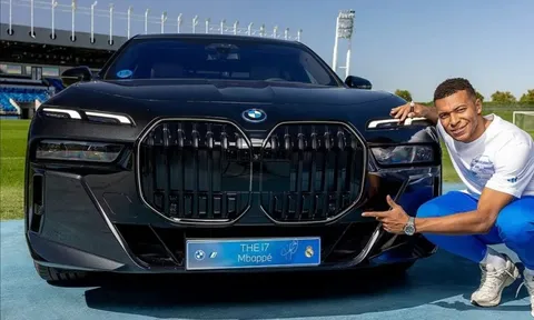 Mbappe lái xe hơi “rẻ tiền” trên phố Paris