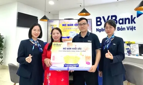 Khách hàng đầu tiên trúng vàng 999.9 từ chương trình “Mở Năm Khởi Sắc” của BVBank