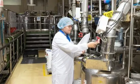 ‘Bản thiết kế’ phía sau những người phụ nữ tự tin nơi dây chuyền sản xuất