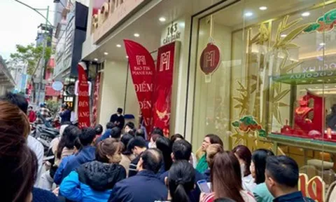 Giá xăng dầu tăng phi mã; xếp hàng nhiều giờ mua vàng