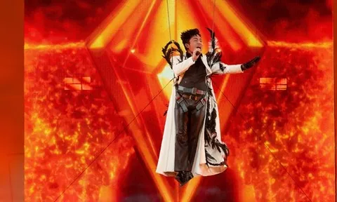 Tùng Dương đu dây xuống sân khấu, hát máu lửa