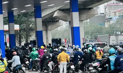 Vì sao cây xăng bán giới hạn xe máy 50.000 đồng/lượt, ô tô 500.000 đồng/lượt?