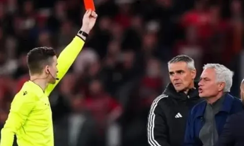 HLV Mourinho lĩnh thẻ đỏ, tố bị học trò cũ liên tục gọi “kẻ phản bội”