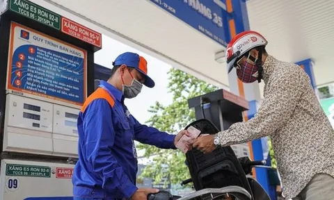 Cục Hải quan thông tin nóng việc có tình trạng người dân Lào, Campuchia sang Việt Nam gom mua xăng