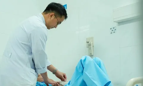 Thủng dạ dày, nguy kịch tính mạng vì tự điều trị đau bụng tại nhà