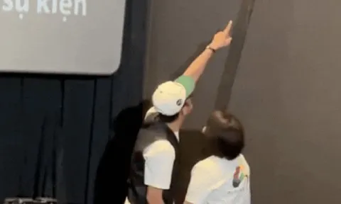 Hành động khó hiểu của Doãn Quốc Đam trong rạp chiếu phim khiến MXH xôn xao