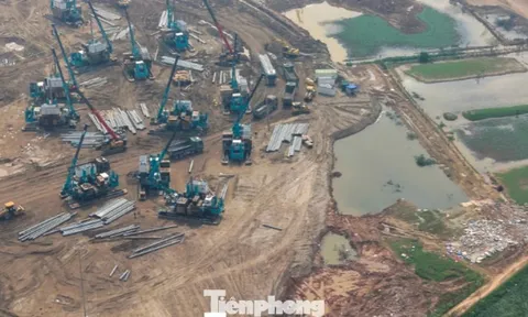 Bay trên công trường sân vận động Trống Đồng