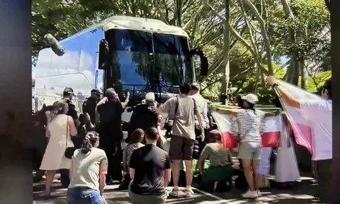 Xe chở tuyển nữ Iran bị NHM chặn khi rời khách sạn, sau vụ 5 người xin tị nạn ở Úc