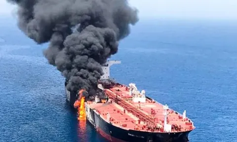 Nhiều tàu trúng đạn ở eo biển Hormuz