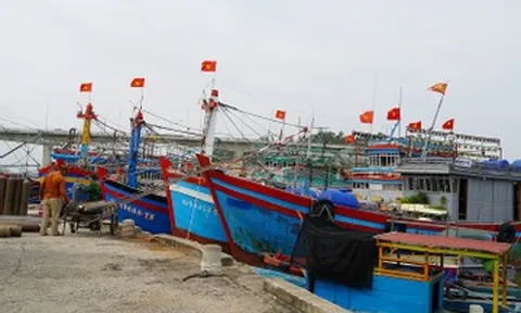 Giá dầu diesel treo cao, chủ tàu ở Nghệ An thấp thỏm ra khơi