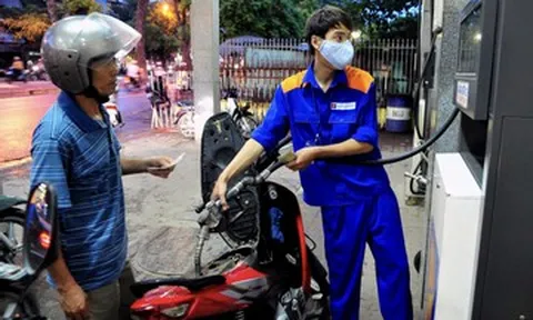 Vì sao giá xăng dầu giảm mạnh, có loại hạ tới gần 8.000 đồng/lít?