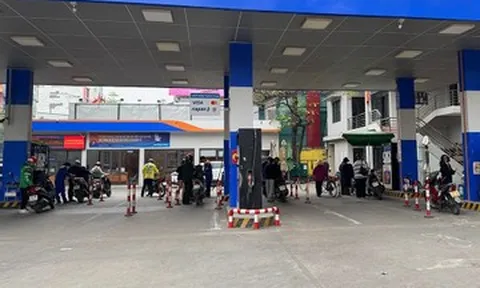 Cây xăng ở Hà Nội 'khác lạ' sau khi giá xăng dầu giảm mạnh