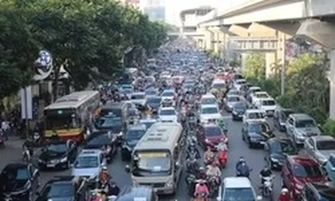 Chuẩn bị dựng rào chắn trên đường Nguyễn Trãi để thi công dự án chống ngập