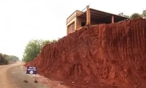 Công an Đồng Nai điều tra vụ hạ cốt nền làm đường khiến nhà dân chênh vênh