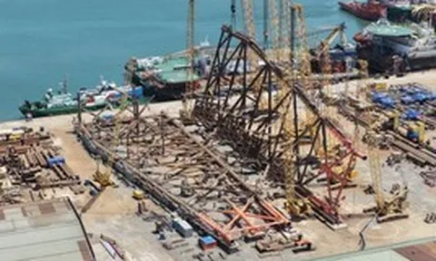 Huy động dàn cần cẩu hạng nặng lắp dựng cấu kiện 1.200 tấn tại dự án 4.000 tỷ đồng