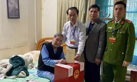 Nam nghệ sĩ U100 ở Hà Nội được cảnh sát khu vực, cán bộ phường mang hòm phiếu tới tận nhà