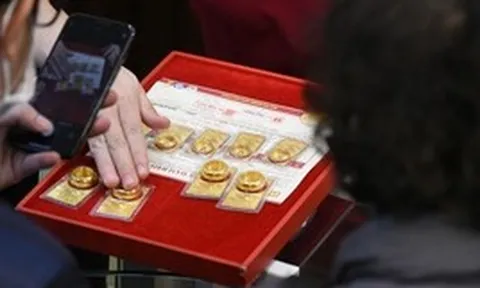 Giá vàng giảm mạnh, người mua vàng cách đây 1 tuần đã lỗ hơn 5 triệu đồng/lượng