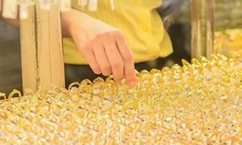 Nếu dầu lên 200 USD/thùng như Iran cảnh báo, giá vàng sẽ ra sao? Có nên tiếp tục xếp hàng mua vàng?