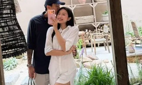 Đoàn Văn Hậu bất ngờ đăng ảnh tình tứ nịnh vợ, Doãn Hải My có phản ứng "lạ" gây ngỡ ngàng!