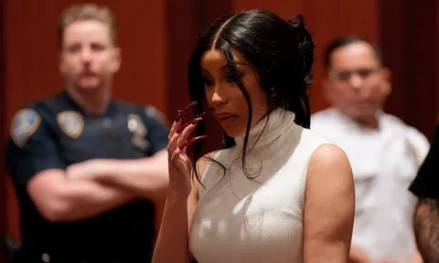 Hakimi yêu phải 'phú bà' lắm gai