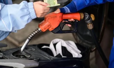 Giá xăng dầu có loại tăng gần 9.000 đồng/lít: Làm sao kiềm đà tăng sốc?