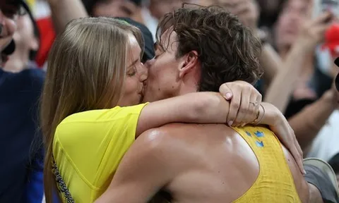 Hồi hộp hơn cả chung kết Olympic: "Vua nhảy sào" Mondo Duplantis cầu hôn bạn gái bằng nhẫn kim cương "khủng"