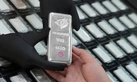 Ông Trump hoãn tấn công Iran, giá bạc lập tức quay đầu tăng