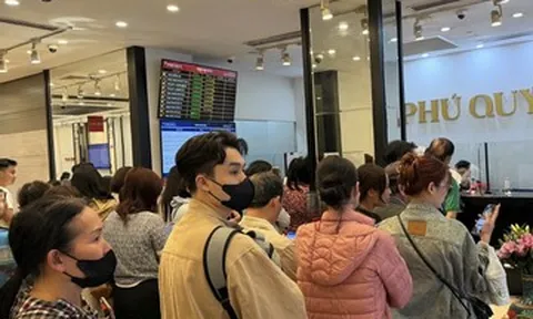Xếp hàng mua vàng bạc vì 'sợ bỏ lỡ', người mua chưa kịp nhận vàng đã lỗ nặng