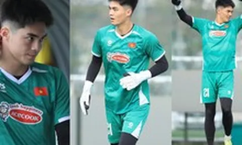 Thủ môn Trung Kiên chạy hớt hải vì quên đồ tập nhưng khoảnh khắc nào cũng thấy đáng yêu