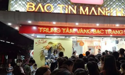 Khách ùn ùn xếp hàng dài đợi nhận vàng Bảo Tín Mạnh Hải dù tối muộn