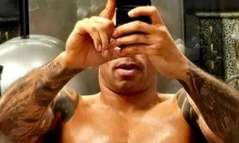 U50 vẫn sở hữu body cực khét, huyền thoại Arsenal chuẩn bị lên sàn boxing?