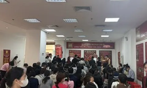 Bảo Tín Minh Châu mở cửa trở lại, giá vàng niêm yết giảm, khách hàng chờ hàng dài giao dịch