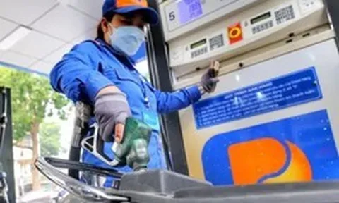 Giá xăng giảm gần 6.000 đồng/lít