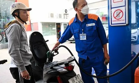 Giá xăng RON95 giảm 5.600 đồng/lít nhờ quyết sách mới; nhà máy lọc dầu báo tin vui