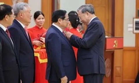 Tổng Bí thư Tô Lâm trao tặng Huân chương Quân công hạng nhất cho Thủ tướng Phạm Minh Chính