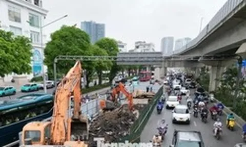 Người dân chật vật đi qua nhiều lô cốt, hàng rào thi công ở Hà Nội