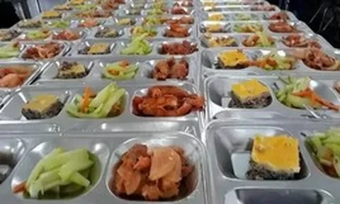 Vụ thịt lợn dịch vào trường học: Thấy gì về thị trường suất ăn tỷ USD tại Việt Nam?