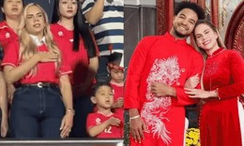 Đáng yêu vô cùng: Vợ con Xuân Son cùng đặt tay lên ngực trái, hát Quốc ca Việt Nam đầy tự hào trên khán đài!