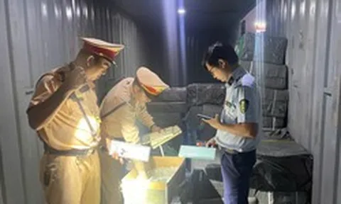 Bất ngờ khám xét 1 xe container, cảnh sát kinh tế bắt quả tang hơn 224.000 bao thuốc lá lậu bí mật tuồn về Việt Nam
