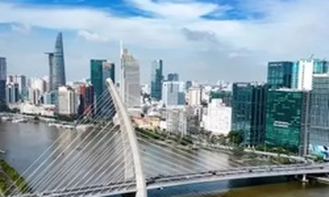 Vượt 'sóng lớn' để tăng trưởng hai con số