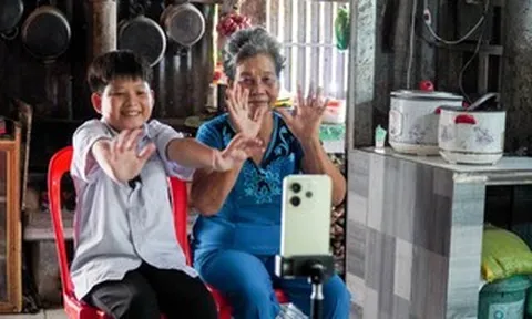 Chàng trai tí hon và lời hứa với bà nội: "Con sẽ đậu đại học, con làm được!"