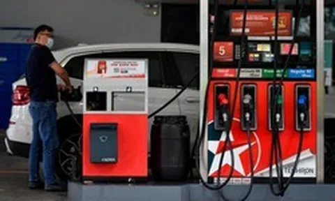 Phụ thuộc dầu Trung Đông cao nhất ASEAN, láng giềng Việt Nam đang bán nhiên liệu gần 100.000 đồng/lít