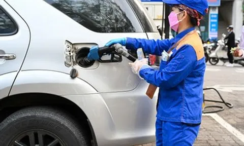 Bộ Công Thương nói rõ lý do giá xăng dầu giảm mạnh, có kỳ phải điều hành ban đêm