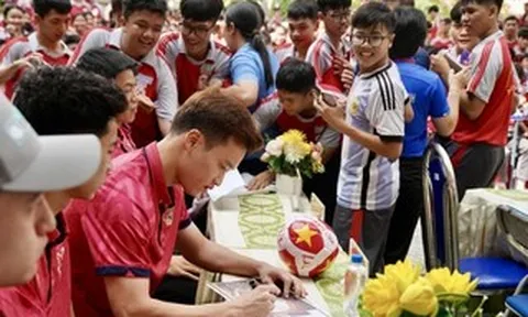 Hoàng Đức, Văn Lâm truyền cảm hứng trong chương trình "Áo ấm đến trường"