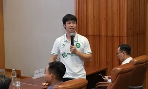 Cầu thủ Công Phượng "tiếp lửa" cho bóng hồng sân cỏ ở ĐH Kinh tế TPHCM