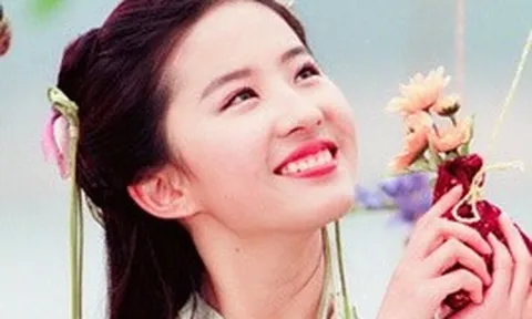 Trên đời có duy nhất 1 người cười hở lợi vẫn đẹp khủng khiếp, đẻ sớm 1.000 năm thì giai nhân thời cổ đều phải làm nền