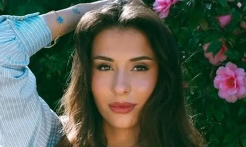 Bạn gái Haaland ngày càng thăng hạng nhan sắc