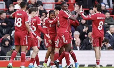 Sao 17 tuổi giúp Liverpool tìm lại mạch chiến thắng