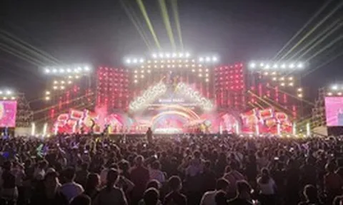 Tổng Giám đốc VOV Đỗ Tiến Sỹ đánh trống khai mạc Liên hoan Phát thanh toàn quốc lần thứ XVII