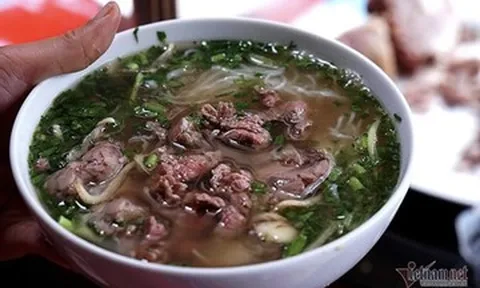 Giá xăng dầu lao dốc 30%, hàng quán vẫn 'án binh bất động'